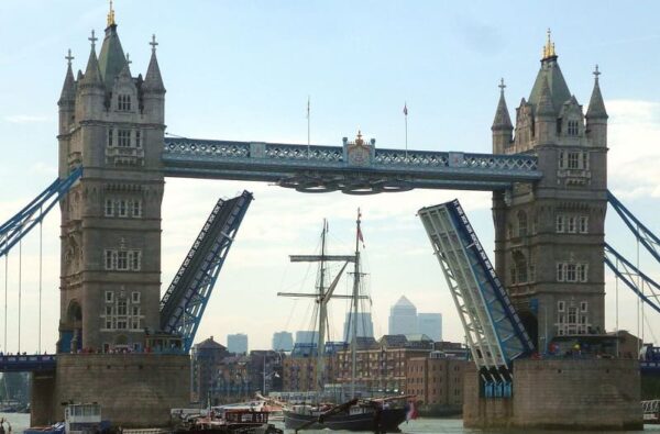 Tower Bridge in London. His construction - Visit the Steam machine