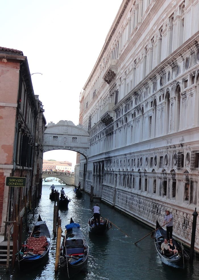 Venice Fall in 3Love - Small Channel -Falling in Love with #Venice from The First Day Venice is a city where it is impossible not to fall in love. The whole city is charming, its monuments, buildings, streets and canals filled with the Venetian soul. #vacations