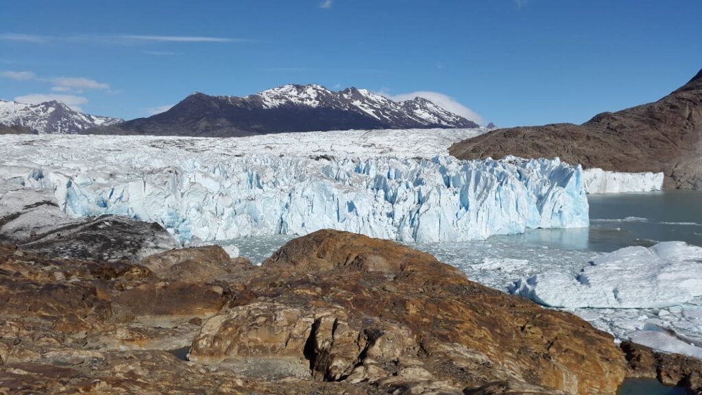 Hiking on Glacier Viedma -Hiking on Glacier Viedma The Viedma Glacier is a glacier located in Los Glaciares National Park, in the province of Santa Cruz – Argentina. It is the largest glacier in Argentina. In this post we tell you what you need to know to be able to do the #Trekking in the #Viedma Glacier, Santa Cruz #outdoor #hiking #Vacations #photo