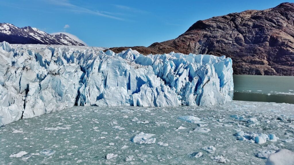 Hiking on Glacier Viedma -Hiking on Glacier Viedma The Viedma Glacier is a glacier located in Los Glaciares National Park, in the province of Santa Cruz – Argentina. It is the largest glacier in Argentina. In this post we tell you what you need to know to be able to do the #Trekking in the #Viedma Glacier, Santa Cruz #outdoor #hiking #Vacations #photo