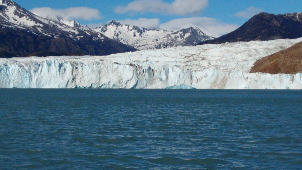 Hiking on Glacier Viedma - Glacier Walls -Hiking on Glacier Viedma -Hiking on Glacier Viedma The Viedma Glacier is a glacier located in Los Glaciares National Park, in the province of Santa Cruz – Argentina. It is the largest glacier in Argentina. In this post we tell you what you need to know to be able to do the #Trekking in the #Viedma Glacier, Santa Cruz #outdoor #hiking #Vacations #photo