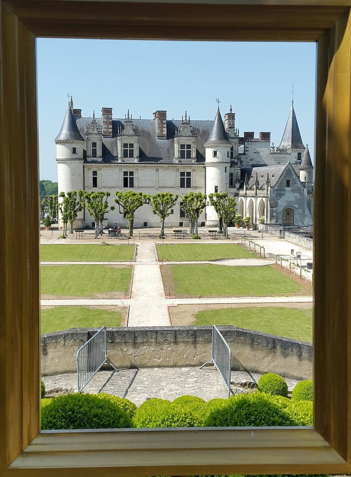 The Royal Castle of #Amboise (Château Royal d’Amboise) is located on top of a hill, overlooking the Loire and the medieval city, and has imposing walls. #France 