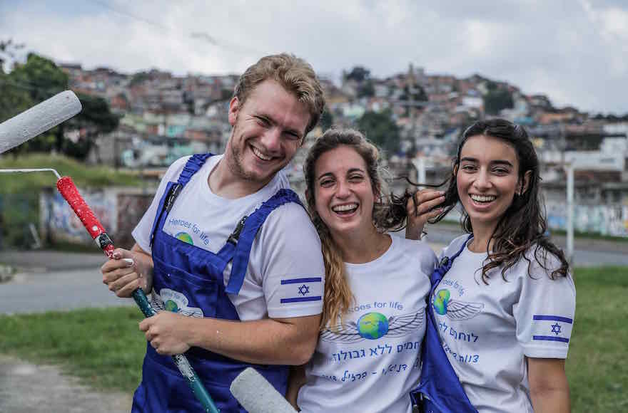  Jewish Breaking News - Israeli Backpackers Volunteer in Rio's Slums in Memory of Brazilian Youth Killed in Israel | Jewish Breaking News