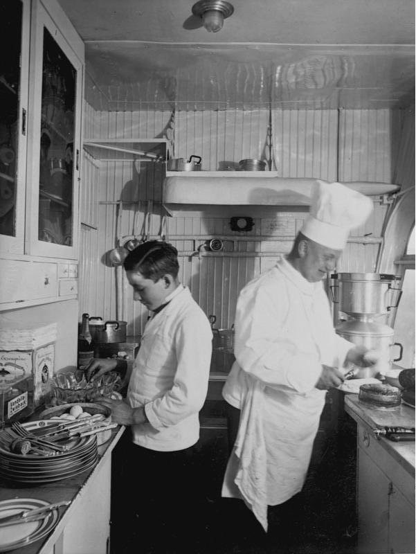 "Graf Zeppelin" had the world's first fully aluminum kitchen (photo from 1929)
